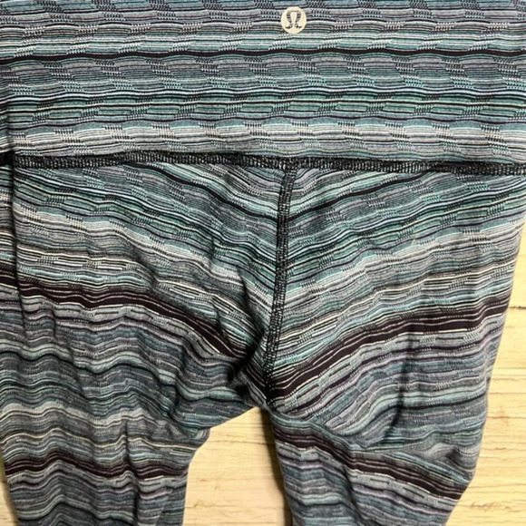Lululemon high rise striped blue leggings size 4 crop - Picture 5 of 8